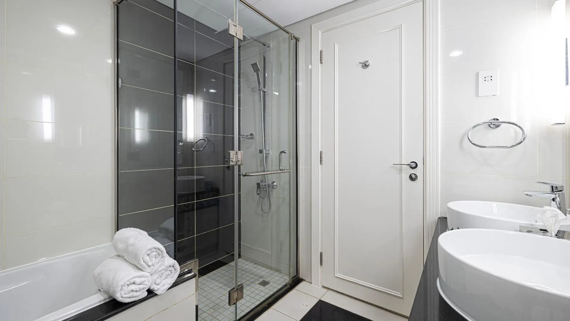 Apartment Damac Maison Mall Street! 2 Bedroom, 1-Minute To Dubai Mall!